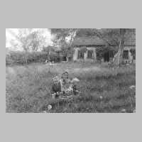 102-0025 Kaethe Mohns mit Kindern auf der Spielwiese. -Kindergarten Stampelken 1942-.JPG